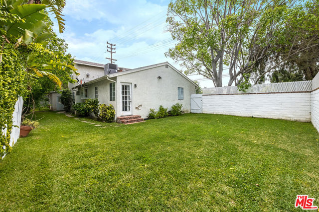 10355 Camarillo Street, Toluca Lake CA: https://media.crmls.org/mediaz/aadc8726-b1aa-4d37-9585-2825841cdca7.jpg