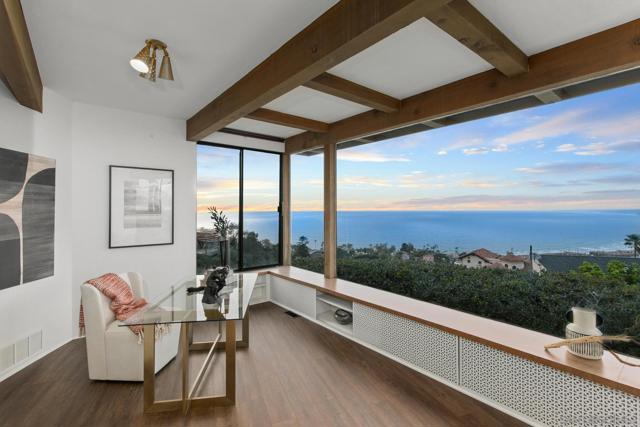 7520 Hillside Dr, La Jolla CA: https://media.crmls.org/mediaz/aadcb144-f022-4253-b0b9-20ef28e184dc.jpg