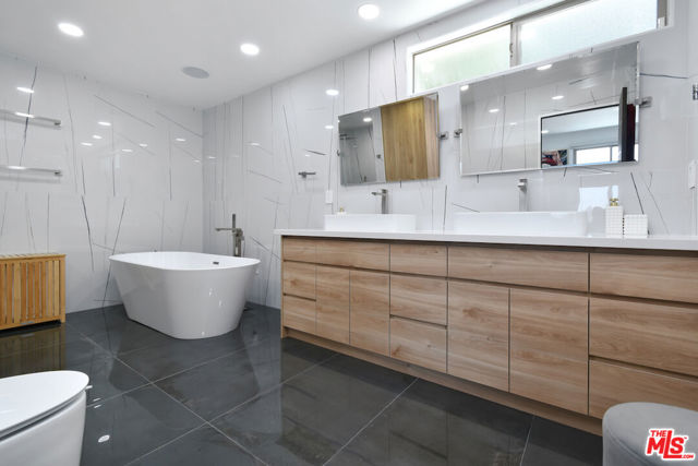 3539 Alana Drive, Sherman Oaks CA: https://media.crmls.org/mediaz/aaddf528-23a4-48a6-a9e1-24c2a8b8cbc4.jpg