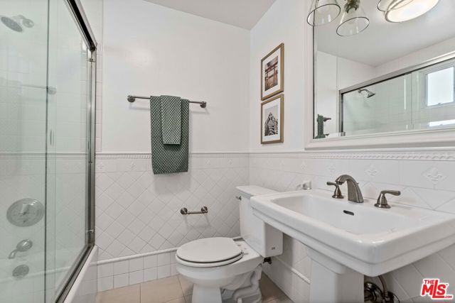 217 17th Street, Santa Monica CA: https://media.crmls.org/mediaz/aade2ea4-f7ad-4596-8602-e11b4f82fd0e.jpg