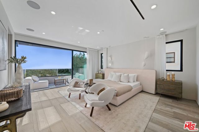 6660 Maryland Drive, Los Angeles CA: https://media.crmls.org/mediaz/aade37cd-f3c9-4571-9134-13b0449edd21.jpg
