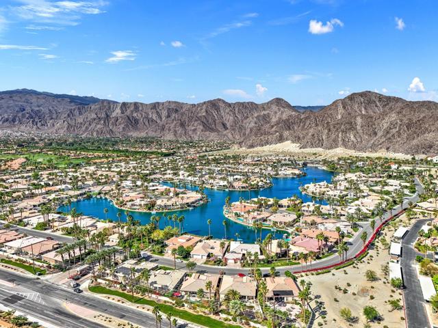 47410 Via Florence, La Quinta CA: https://media.crmls.org/mediaz/aade39a5-47cb-4e5b-9388-492c3892dabb.jpg