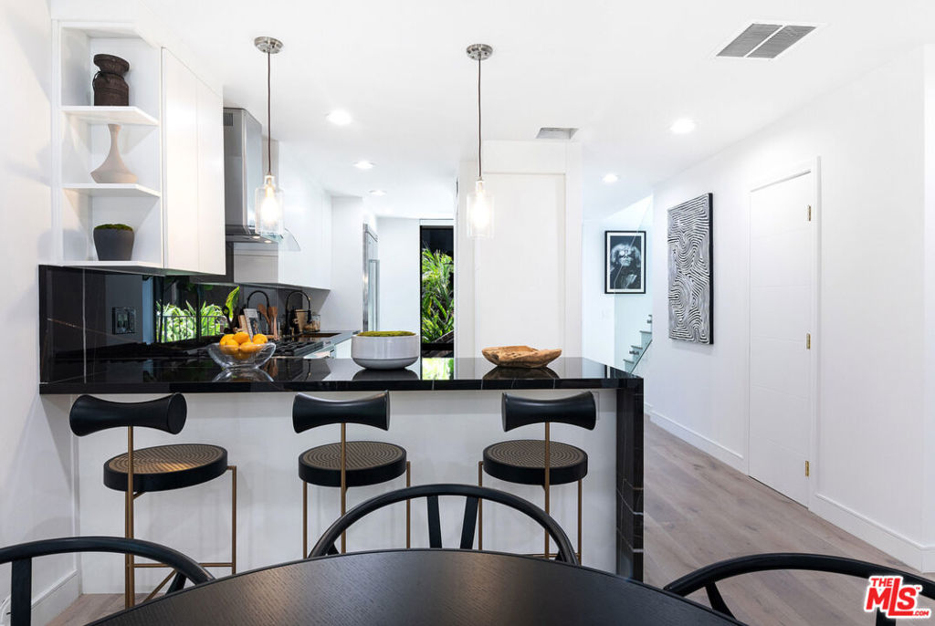 https://media.crmls.org/mediaz/aade83ad-c8af-4c0a-8749-bd395040b6f7.jpg?preset=X-Large