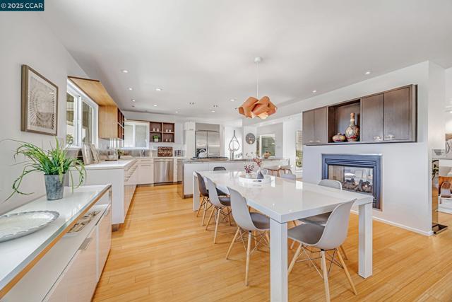 2280 Hastings Dr, Belmont CA: https://media.crmls.org/mediaz/aade8e68-333f-40eb-938e-a3076973b058.jpg