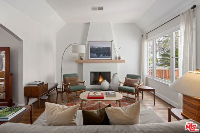 4654 Denny Avenue, Toluca Lake CA: https://media.crmls.org/mediaz/aaded99b-680d-4ea0-8dce-80e4eddbf834.jpg