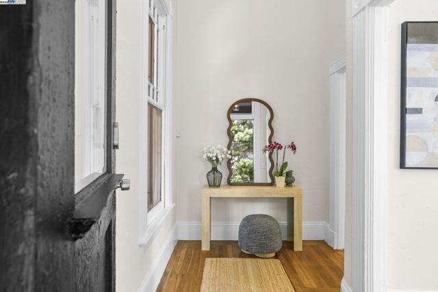 2349 Waverly St, Oakland CA: https://media.crmls.org/mediaz/aadf14fa-117f-4f0b-8eb8-0417a44e1089.jpg