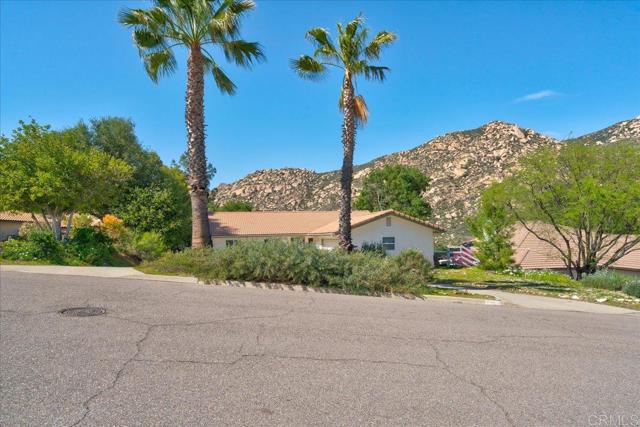 15720 Zeigler Court, Ramona CA: https://media.crmls.org/mediaz/aadf1fc6-8d7b-45e3-b422-24988dd2e558.jpg