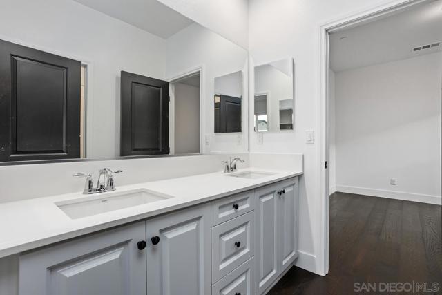 2807 California Poppy Street, Escondido CA: https://media.crmls.org/mediaz/aae09a4f-51f3-4a5a-9800-11704d2d99ed.jpg