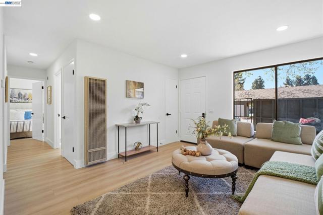 267 Famoso Plz, Union City CA: https://media.crmls.org/mediaz/aae1c8e5-a832-4a5b-810d-f761016f0f18.jpg