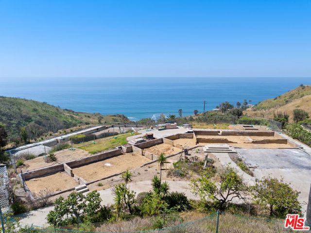 20740 Las Flores Mesa Drive, Malibu CA: https://media.crmls.org/mediaz/aae1d1d7-29bf-418e-a255-bfee301d5452.jpg