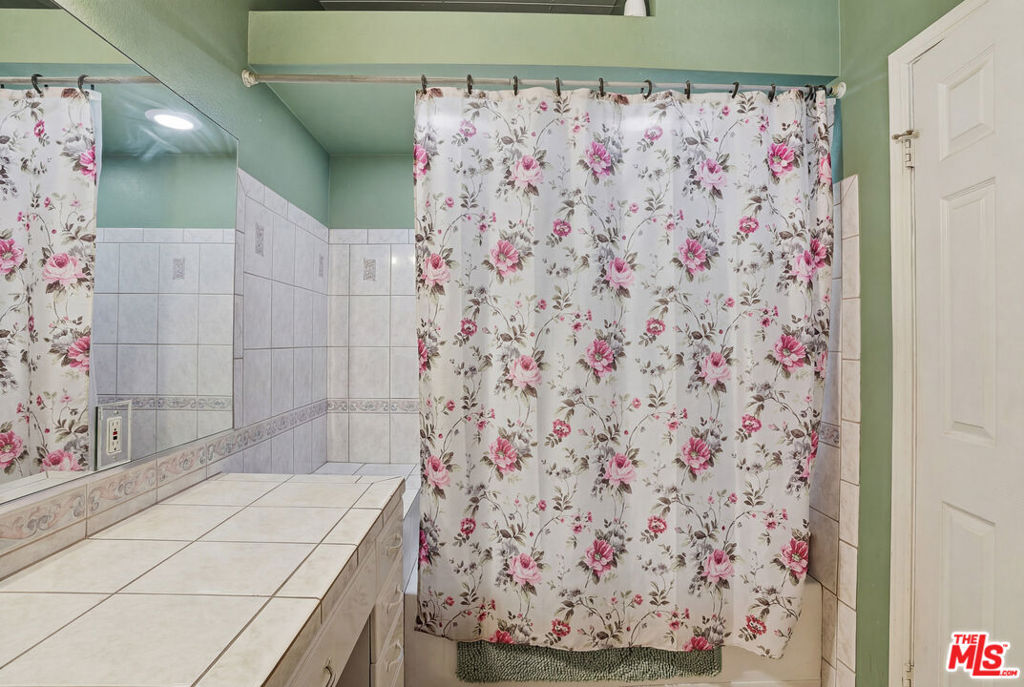 https://media.crmls.org/mediaz/aae1eafc-78f1-4970-a9a8-e7958b48067c.jpg?preset=X-Large