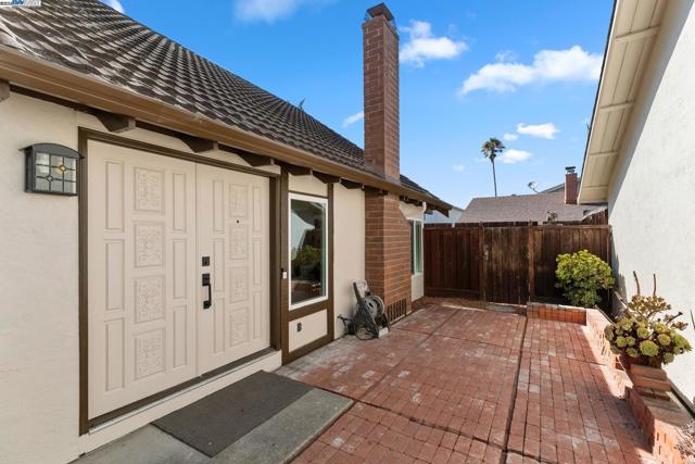 5139 Dryden Ct, Newark CA: https://media.crmls.org/mediaz/aae26b93-6991-47a9-9a2f-c31c46e87d86.jpg