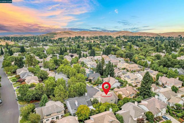 405 Triomphe Ct, Danville CA: https://media.crmls.org/mediaz/aae2d316-516d-465e-ac3c-779fc536c202.jpg