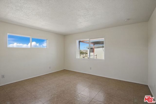 6391 Ruth Drive, Yucca Valley CA: https://media.crmls.org/mediaz/aae2f421-3dd9-4552-a5e9-94e4dca3b635.jpg