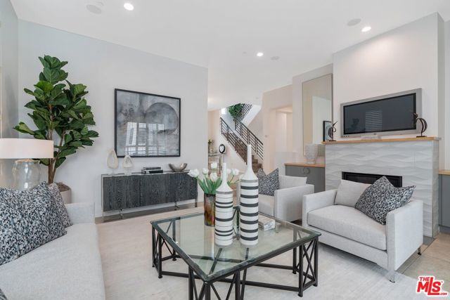 12923 Bluff Creek Drive, Los Angeles CA: https://media.crmls.org/mediaz/aae308a1-60c1-4459-beee-0d8875787b05.jpg