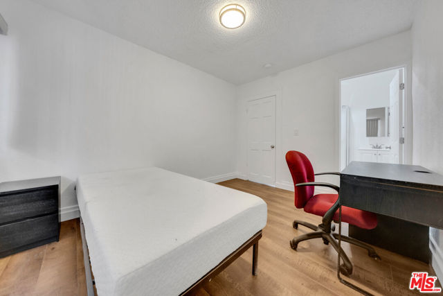 1286 W 39th Place, Los Angeles CA: https://media.crmls.org/mediaz/aae3e388-c392-4dbf-9ef8-dba5dc0bbe28.jpg