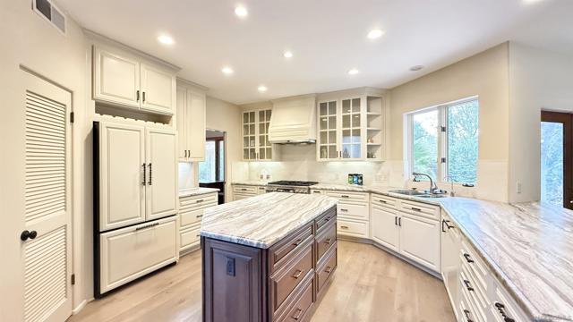 16722 Via Lago Azul, Rancho Santa Fe CA: https://media.crmls.org/mediaz/aae54476-3a61-4847-89f1-af1a56b4876b.jpg