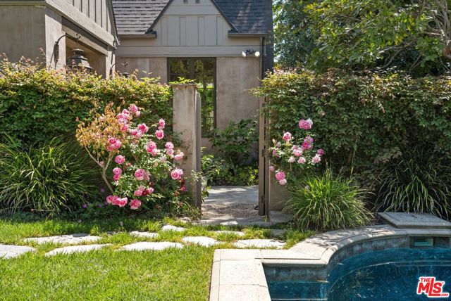 143 S Muirfield Road, Los Angeles CA: https://media.crmls.org/mediaz/aae5ada0-e7af-4832-9e79-d40ee853c6f9.jpg