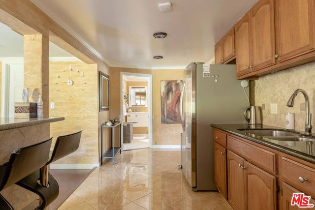 15555 High Knoll Road, Encino CA: https://media.crmls.org/mediaz/aae5b448-0113-436d-85e8-6ee8db9ba3f4.jpg