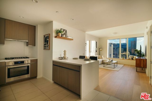 889 Francisco Street, Los Angeles CA: https://media.crmls.org/mediaz/aae5e0d9-2119-480c-b815-e3c82167cc38.jpg