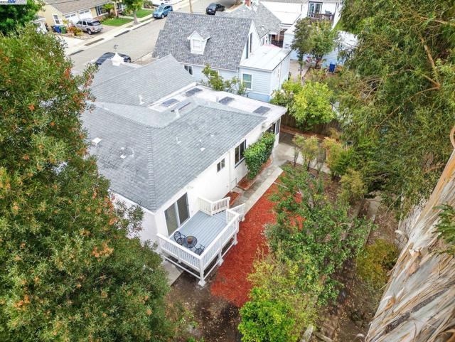 18760 Sandy Rd, Castro Valley CA: https://media.crmls.org/mediaz/aae64a0d-099a-418d-8017-b10854d6ad50.jpg