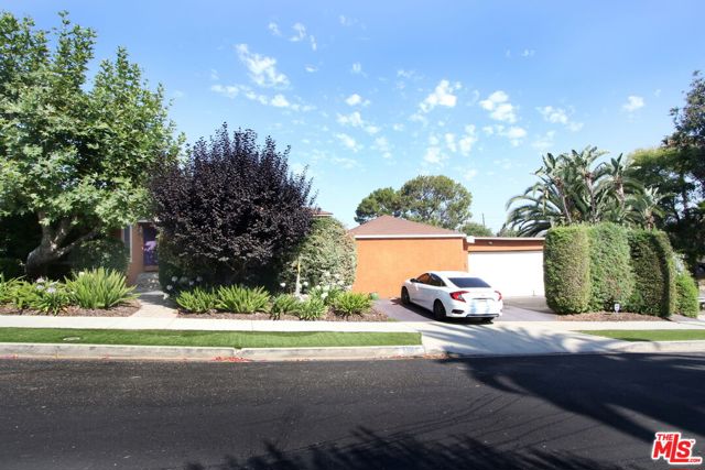 1807 Cochran Place, Los Angeles CA: https://media.crmls.org/mediaz/aae6a92c-42ec-44b7-a27b-13e532fdde03.jpg