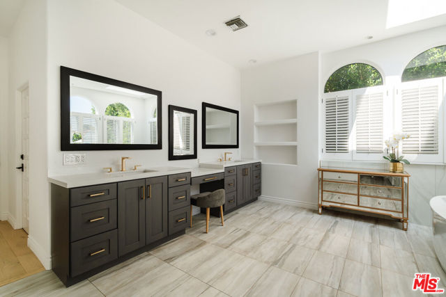 609 21st Place, Santa Monica CA: https://media.crmls.org/mediaz/aae85249-30b6-41f6-b274-334d13f84ad0.jpg