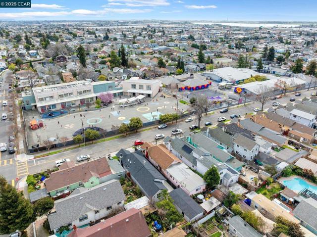 2133 39Th Ave, Oakland CA: https://media.crmls.org/mediaz/aae8eb80-366a-4a14-90b1-a9c67b4f4694.jpg