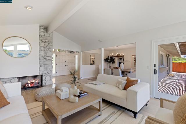 11 Breck Ct, Moraga CA: https://media.crmls.org/mediaz/aae916cb-f34b-4a83-8c4e-3f0b30b406ac.jpg