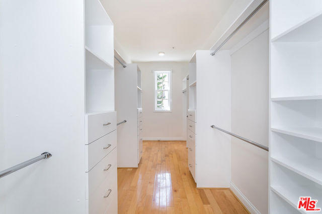 107 N Doheny Drive, Beverly Hills CA: https://media.crmls.org/mediaz/aae95a61-fc07-4780-99f3-2a08dab00ba7.jpg