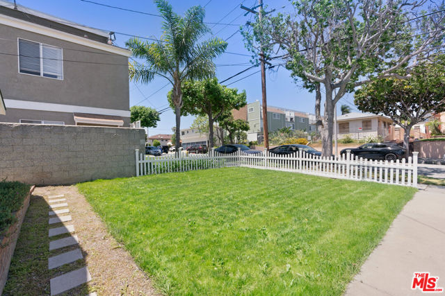 328 E Plymouth Street, Inglewood CA: https://media.crmls.org/mediaz/aae9a807-4743-42b2-a7d5-4b938cbe2409.jpg