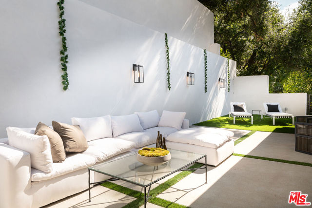 9836 Yoakum Drive, Beverly Hills CA: https://media.crmls.org/mediaz/aae9f230-a048-4235-93f8-3e5ccacb31f7.jpg