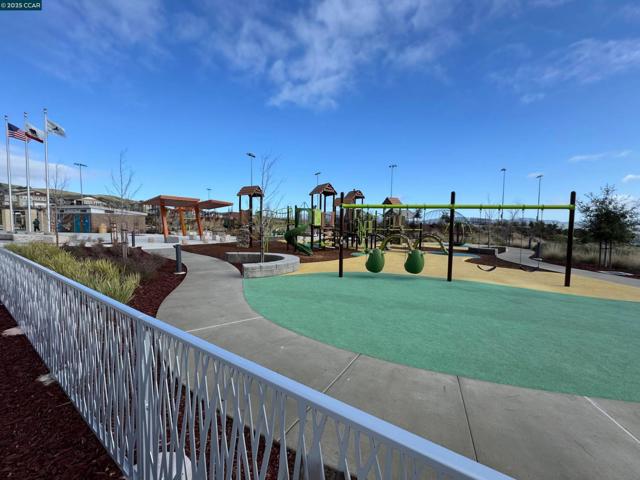 122 Claremont Crest Ct, San Ramon CA: https://media.crmls.org/mediaz/aaeb1800-7650-487e-99c9-97a8dcc93a3d.jpg