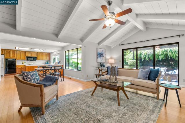 109 Bria Ct, Walnut Creek CA: https://media.crmls.org/mediaz/aaeb91d4-be50-43a1-87be-ac6a243abbf8.jpg