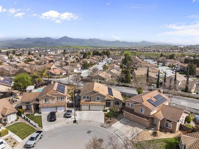 1980 Ponderosa Court, Hollister CA: https://media.crmls.org/mediaz/aaed695a-92a9-4978-ae03-231d4ec03762.jpg