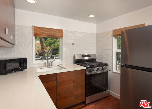 2108 Tavern Trail, Los Angeles CA: https://media.crmls.org/mediaz/aaed7738-092f-40b2-bc31-3952a1eb9e23.jpg