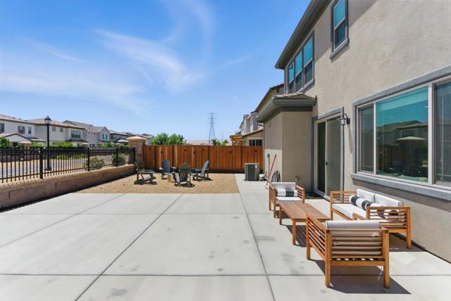 1122 S Morning Glory Drive, Mountain House CA: https://media.crmls.org/mediaz/aaee013e-b0a7-43a2-b100-49cf190d02b2.jpg