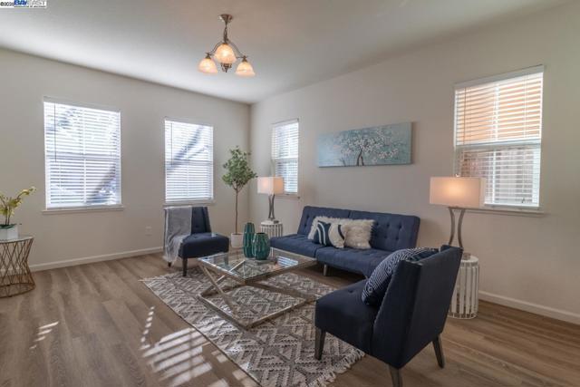 1526 Cat Tail Dr, Stockton CA: https://media.crmls.org/mediaz/aaee36bc-2bf2-45c1-b468-4cd0267ddb29.jpg
