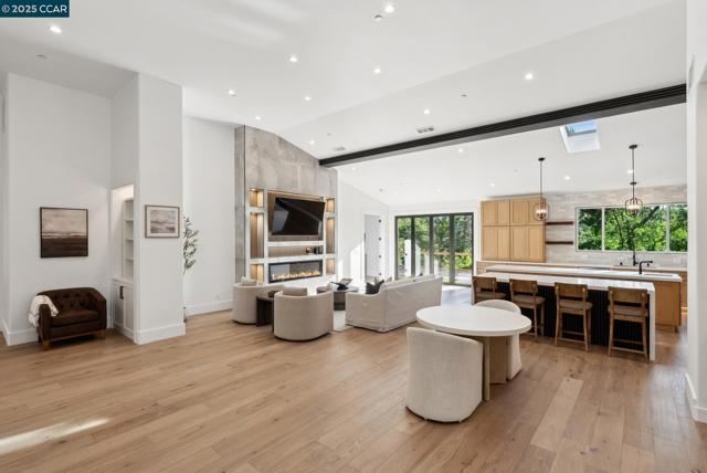 17 Julianne Ct, Walnut Creek CA: https://media.crmls.org/mediaz/aaee42e8-899d-4576-8969-65161e003317.jpg