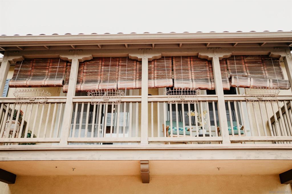 https://media.crmls.org/mediaz/aaeeb988-88da-48f5-965f-6b4acbc0b465.jpg?preset=X-Large