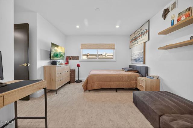 3256 Ocean Drive, Oxnard CA: https://media.crmls.org/mediaz/aaef9b83-4535-42f5-99ff-723e521fb855.jpg