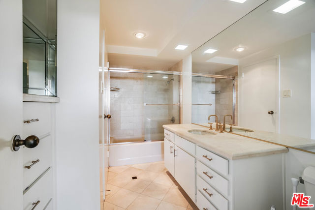 4316 Marina City Drive, Marina del Rey CA: https://media.crmls.org/mediaz/aaeff85d-7572-4295-b4af-9b3e0944af22.jpg