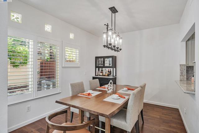 6192 Lakeview Cir, San Ramon CA: https://media.crmls.org/mediaz/aaf02925-d3d5-4011-b78e-ab598f0fcfe5.jpg