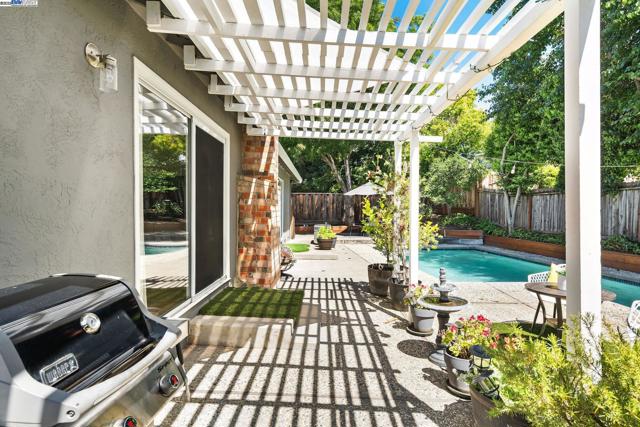 1001 Crellin Rd, Pleasanton CA: https://media.crmls.org/mediaz/aaf0a6d1-9ec6-453f-88e5-142a665c1385.jpg