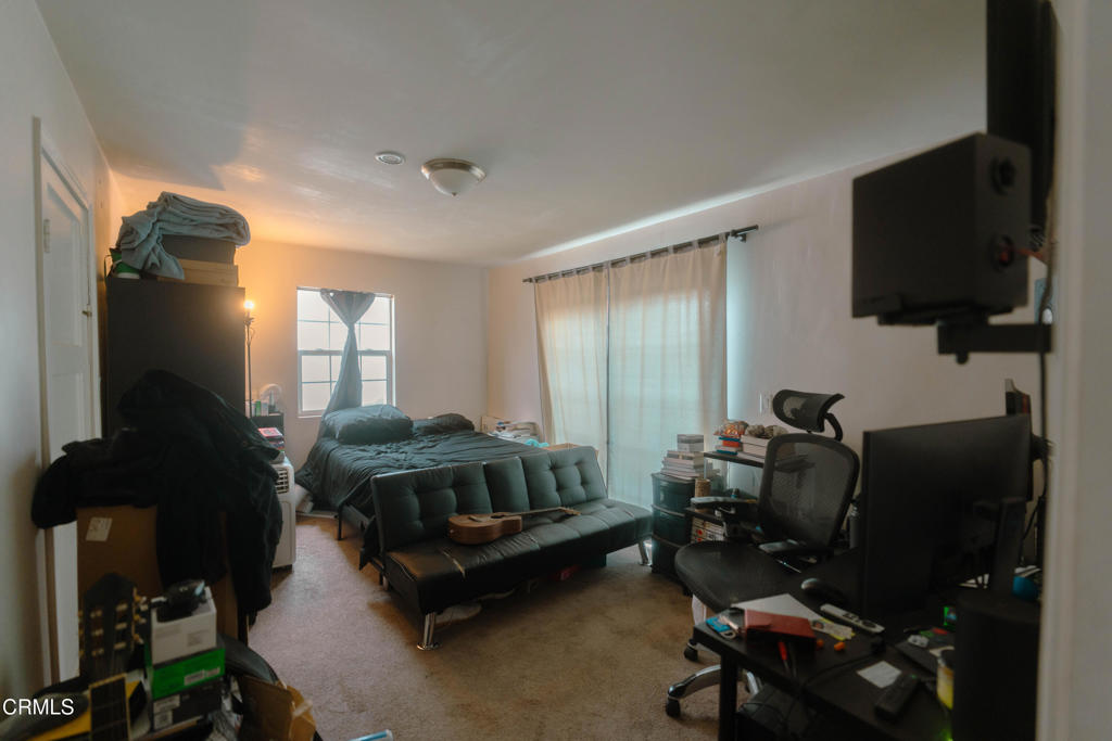https://media.crmls.org/mediaz/aaf2b691-548d-4cce-9c90-29336edfe14b.jpg?preset=X-Large