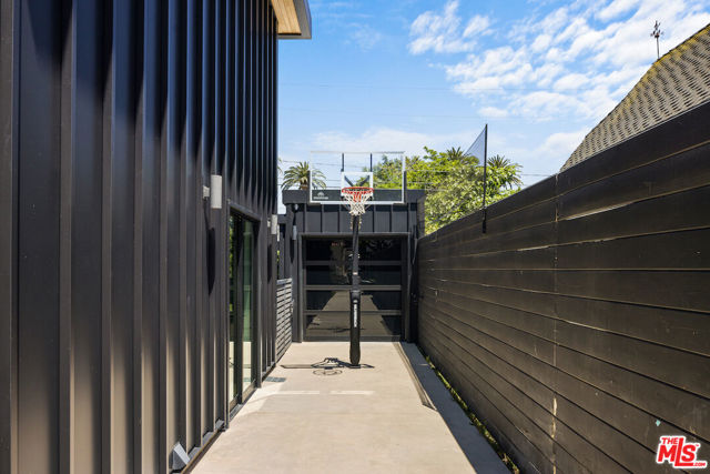 436 N Plymouth Boulevard, Los Angeles CA: https://media.crmls.org/mediaz/aaf36c53-2f8a-45ca-aba0-17311d7ec75f.jpg