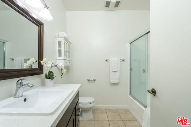 533 S St Andrews Place, Los Angeles CA: https://media.crmls.org/mediaz/aaf3d881-33cc-4dc6-9fa1-2b307ec36935.jpg