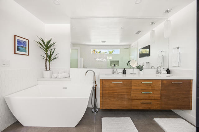 1160 E Marion Way, Palm Springs CA: https://media.crmls.org/mediaz/aaf49eff-7f81-480d-8807-4321de4107e6.jpg