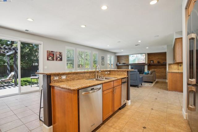 320 Oaks Bridge Pl, Pleasanton CA: https://media.crmls.org/mediaz/aaf52b9b-ee23-439a-945d-f1b9b4d52741.jpg