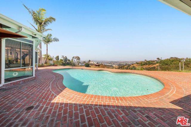 4260 S Cloverdale Avenue, Los Angeles CA: https://media.crmls.org/mediaz/aaf59a77-391f-4754-92e2-ea59c1ad2c5f.jpg